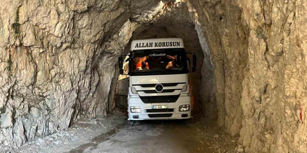 Taş Yolu tırın tünele sıkışması sonucu ulaşıma kapatıldı