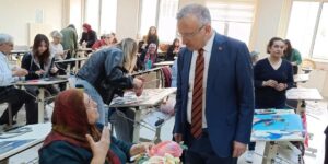 Tazelenme Üniversitesi öğrencileri el sanatları atölyesinde