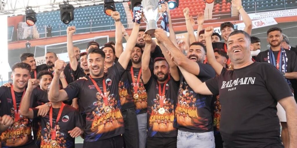 TFF 2. Lig’e yükselen Mardin 1969 Spor, şampiyonluk kupasını aldı