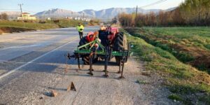 Traktöre arkadan çarpan otomobilde sürücü yaralandı