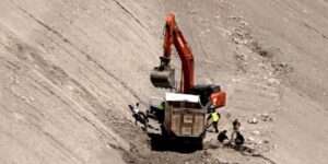 Tunceli’de kamyon şarampole yuvarlandı: 1 yaralı