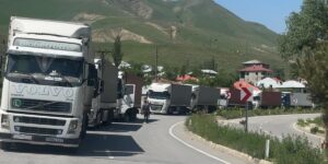 Türkiye-İran sınırında 2 kilometrelik tır kuyruğu