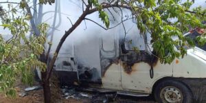 Tuşba’da park halindeki minibüs yandı