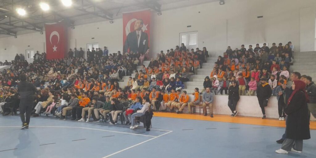 Vagon Sahne Akyaka’da çocuklarla buluştu