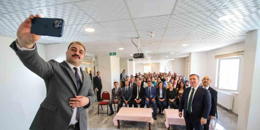 Vali Aydoğdu Çayırlı’da öğretmenlerle bir araya geldi