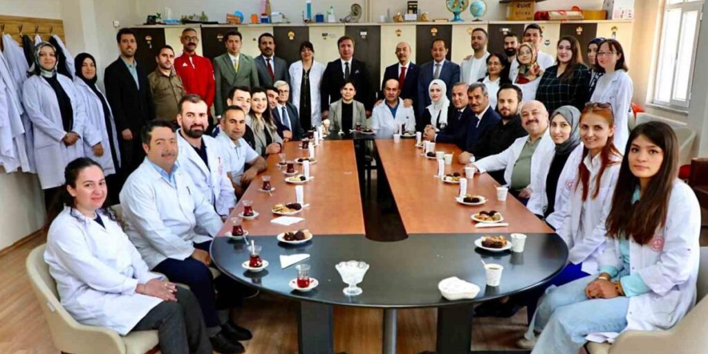 Vali Aydoğdu Gül-Celal Toraman Mesleki ve Teknik Anadolu Lisesi öğretmenleriyle bir araya geldi