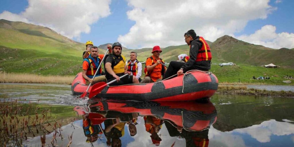 Vali Çelik, 3400 rakımda vatandaşlarla buluştu