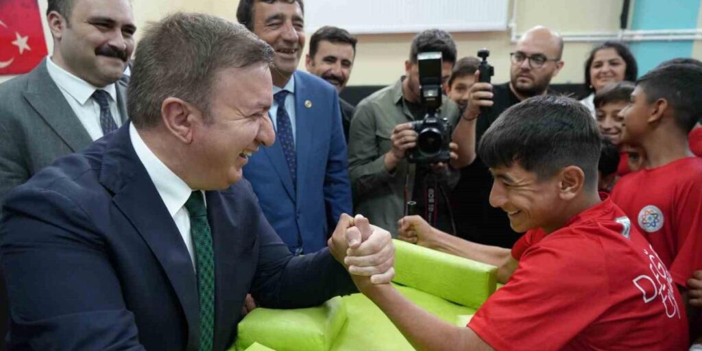 Valiyle öğrencilerin bilek güreşi renkli görüntüler oluşturdu