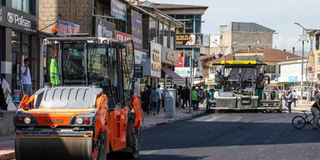 Van Büyükşehir Belediyesi asfalt serimine başladı
