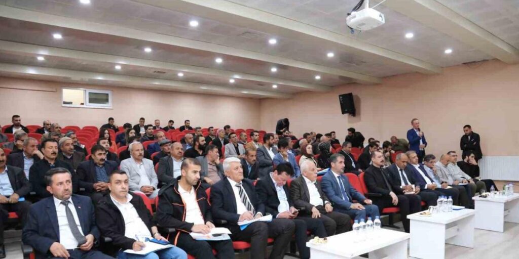 Van Büyükşehir Belediyesi, Çatak ve Bahçesaray’da mahalle muhtarları ile buluştu