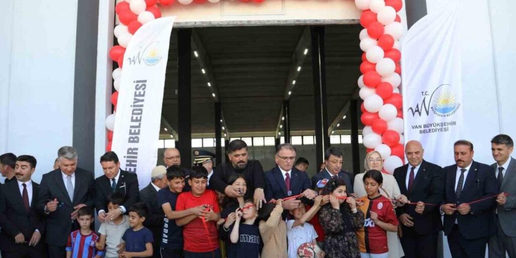 Van Büyükşehir Belediyesi Kalecik Kapalı Semt Pazarı hizmete açıldı