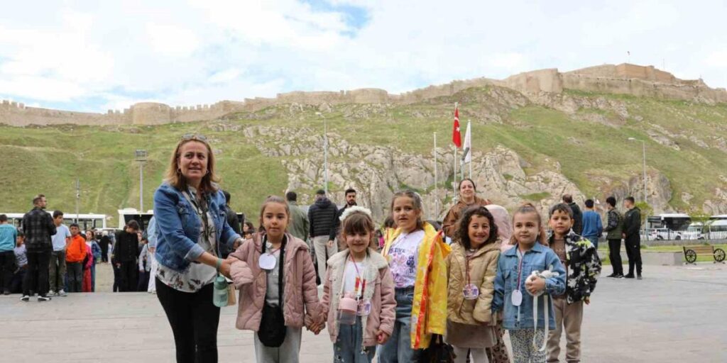 Van Büyükşehir Belediyesinden öğrencilere müze gezisi
