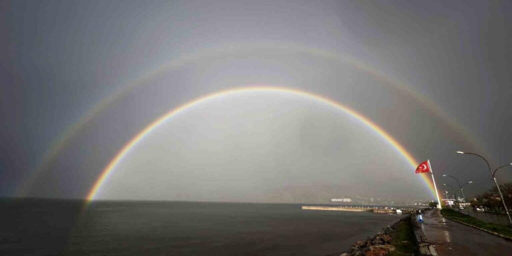 Van Gölü’nde çift gökkuşağı hayranlık uyandırdı