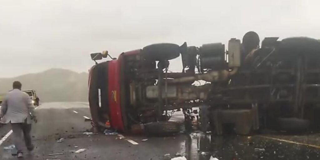 Van-Hakkari karayolunda tır devrildi: 2 yaralı