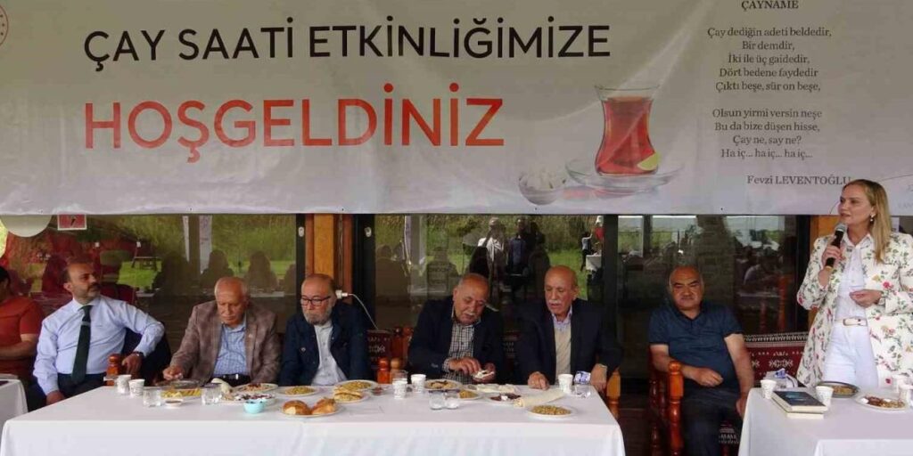 Van Kalesi önünde çay saati