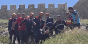 Van Kalesi’nde kayalıklarda mahsur kalan şahıs kurtarıldı