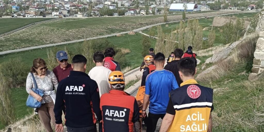 Van Kalesi’nden düşen yaşlı kadın kurtarıldı