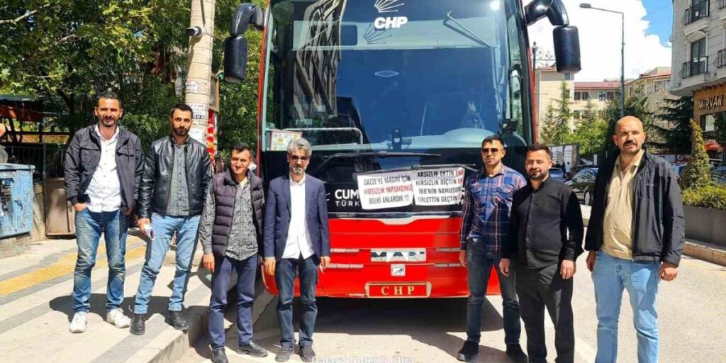 Van’da CHP Lideri Özgür Özel’e pankartlı protesto