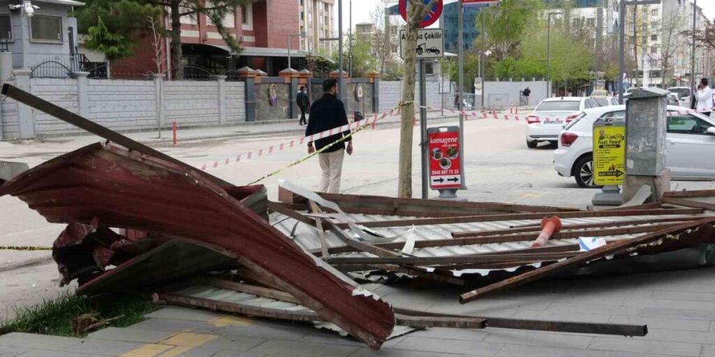 Van’da etkili olan fırtına çatıları uçurdu, ağaçları devirdi