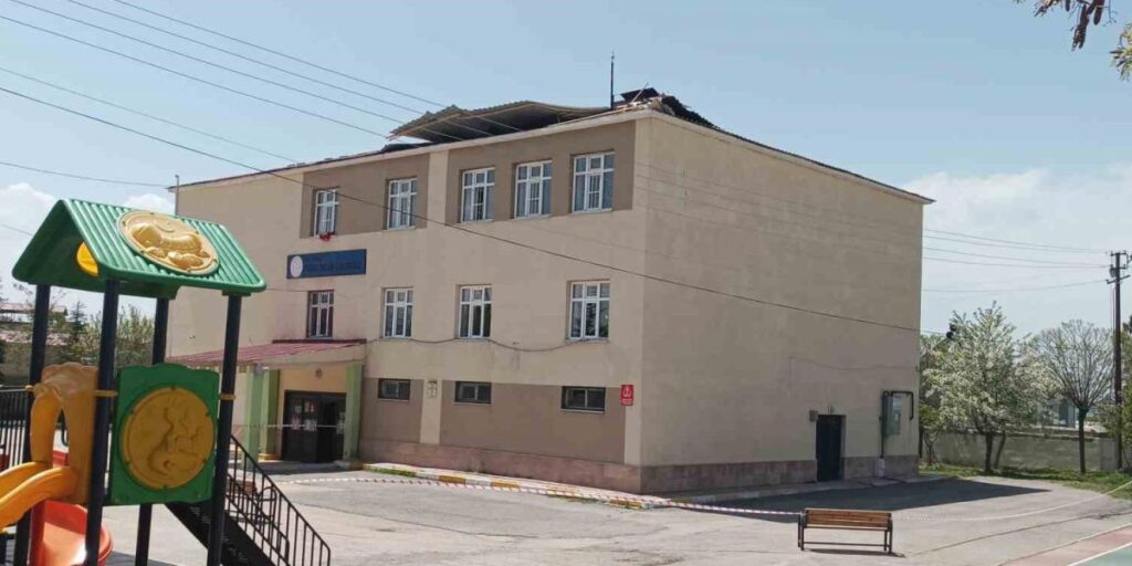 Van’da fırtına okulun çatısını uçurdu