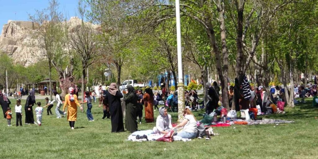 Van’da Hıdırellez etkinliği renkli görüntülere sahne oldu