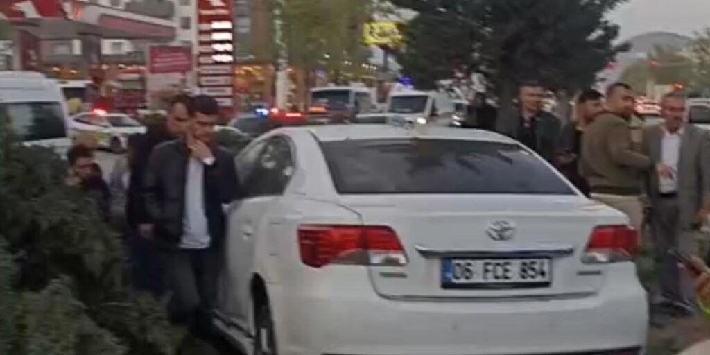 Van’da kontrolden çıkan araç ağaca çarptı: 2 yaralı