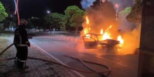 Van’da park halindeki araca çarpan otomobil alev alev yandı