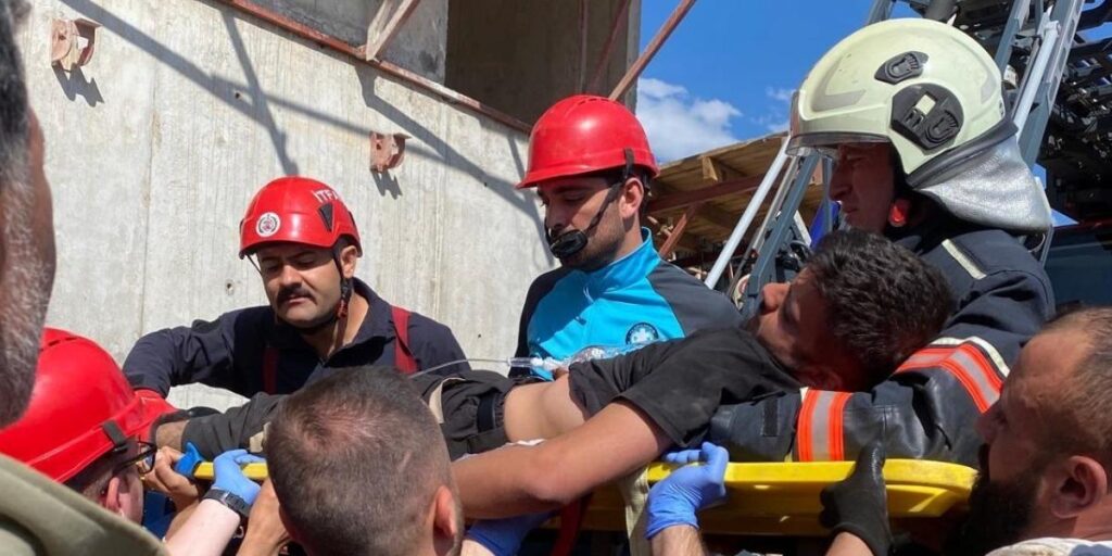 Vinçte fenalaşan operatör itfaiye erleri tarafından indirilerek hastaneye kaldırıldı
