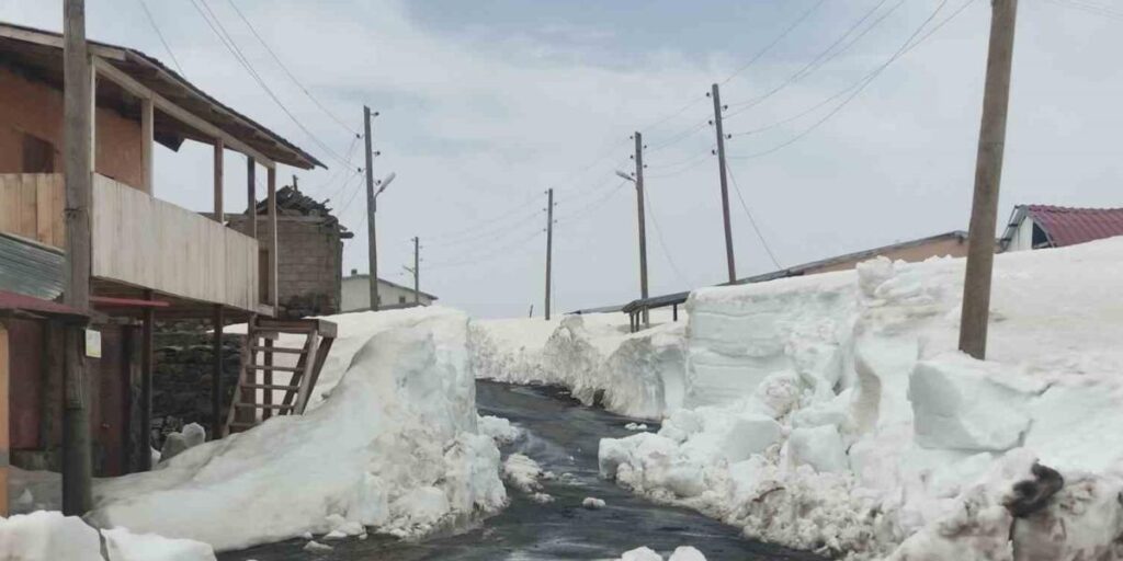 Yayla evleri, kar altında