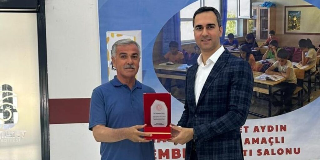 Yazar Çelik’e eğitime katkılarından dolayı plaket verildi