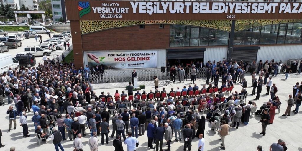 Yeşilyurt Belediyesi’nden çiftçilere büyük destek: 250 bin sebze fidesi dağıtıldı