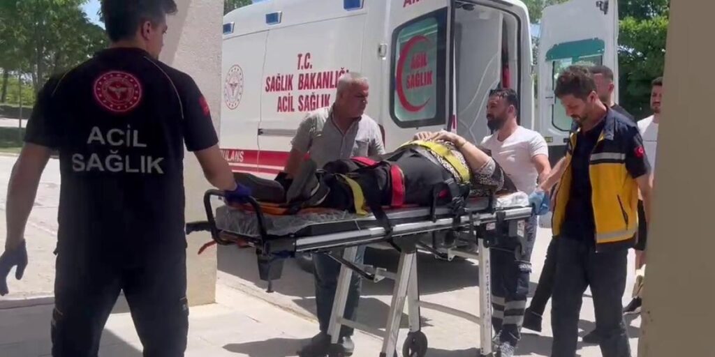 Yolcu otobüsü ile otomobil çarpıştı: 1 yaralı