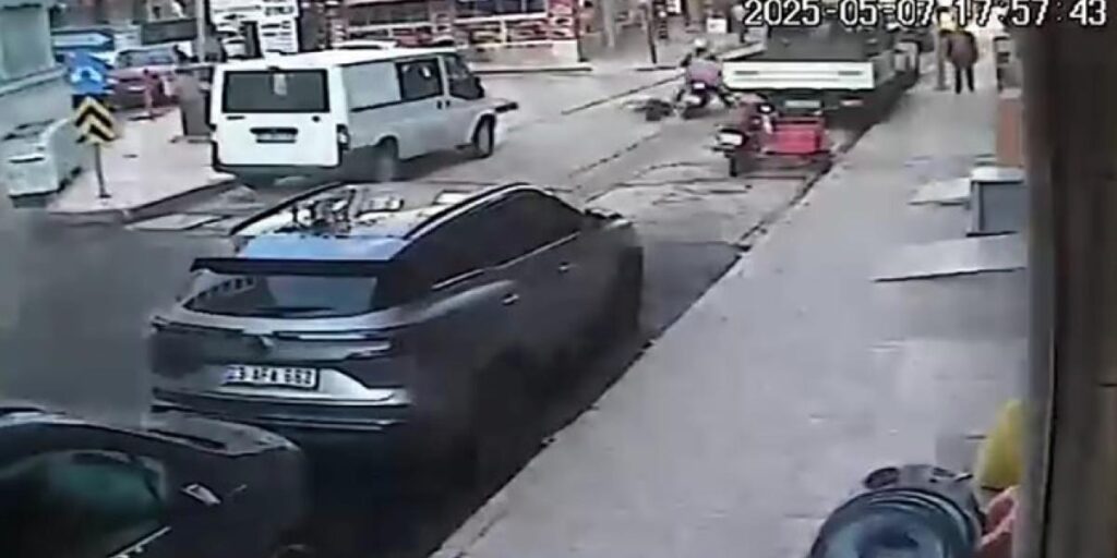 Yolda dengesini kaybedip düşen yaşlı adama motosiklet çarptı