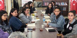 ’Yüksekova Okuyor’ etkinliğinde öğrenciler kitap içeriklerini tartıştı