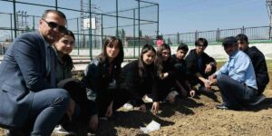 Yüksekova’da öğrenciler kendi sebzelerini yetiştiriyor