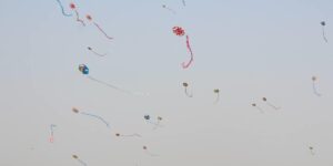 Yüzlerce uçurtma Suriye sınırında gökyüzünü süsledi