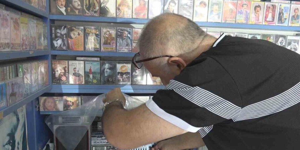 20 metrekarelik dükkanına binlerce kaset sığdırdı: Yarım asrı aşkın süredir nostalji ile yaşıyor