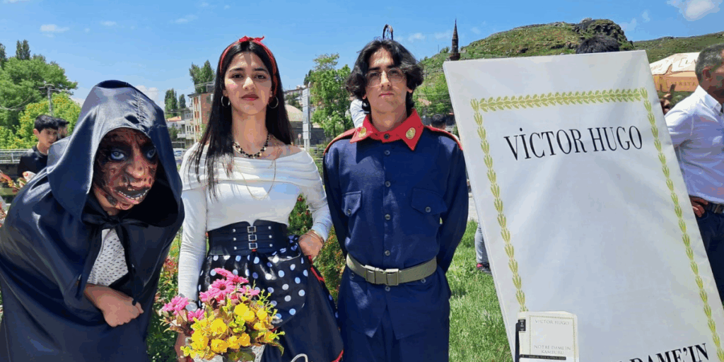 Kars’ta öğrenciler roman karakterlerini canlandırdı