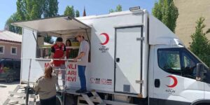 Ağrı’da Kızılay gönüllülerinden YKS’de öğrenci ve velilere ikram