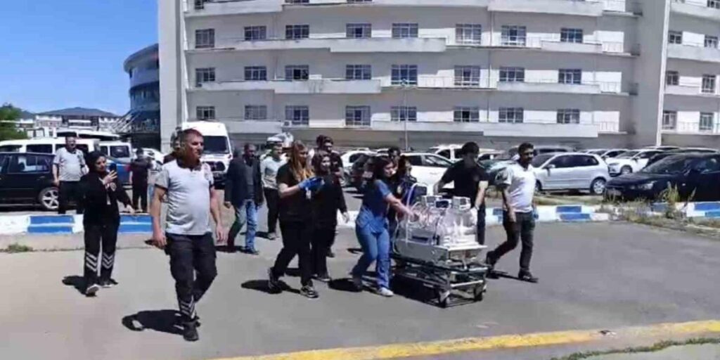 Ağrı’da solunum sıkıntısı yaşayan bebek helikopter ambulansla Tatvan’a sevk edildi