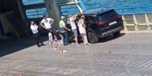 Anahtar aracın içerisinde kalınca, çocuğa bir saat dil döktüler