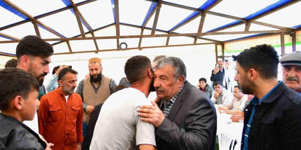 Ardahan Valisinin girişimiyle husumetli iki aile yıllar sonra barıştı