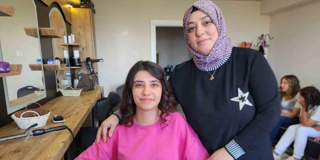 Babasının izinden, annesiyle birlikte yürüyor