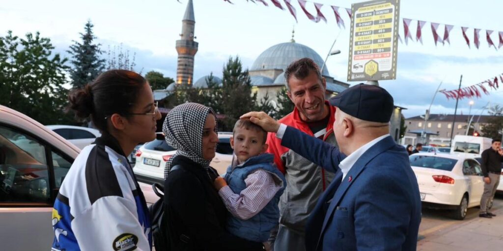 Başkan Sekmen; “Vatandaşlarımızın sıcak sohbetleri paha biçilemez”