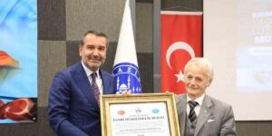 Başkan Şerifoğulları, Kırımoğlu’na “fahri hemşehrilik beratı” takdim etti