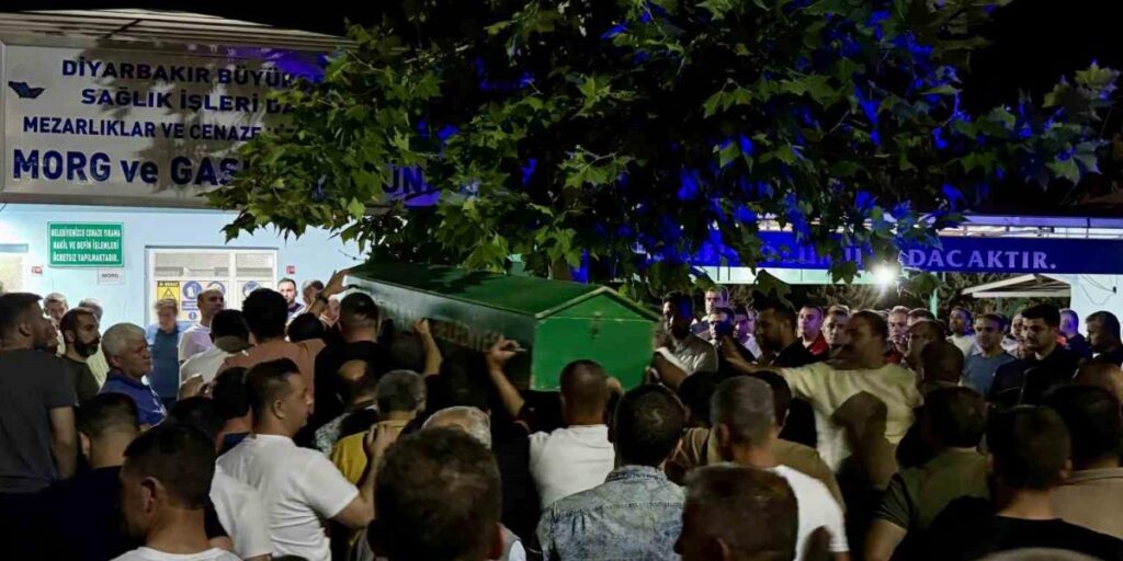 Batman’da trafik kazasında hayatını kaybedenlerden Fesih Barut Diyarbakır’da defnedildi