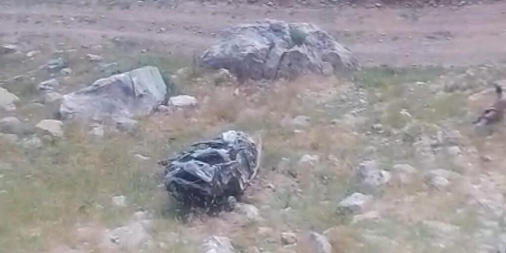 Batman’ın Sason ilçesinde Mereto Dağı’ndaki kilisenin restorasyonu için keşfe çıkan ekibin aracı şarampole yuvarlandı. Bilirkişilerin olduğu araçtan ilk belirlemelere göre 3 kişi kaybetti.