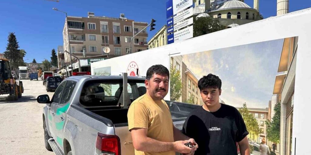 Besni’de yaralı halde bulunan ağaçkakan koruma altına alındı