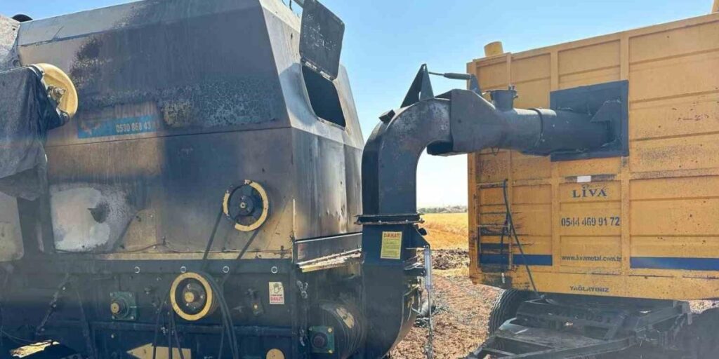 Biçerdöverin motor kısmında çıkan yangın buğday tarlasına zarar verdi