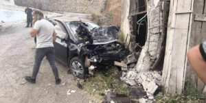 Bitlis’te otomobil duvara çarptı: 2 ölü, 2 yaralı